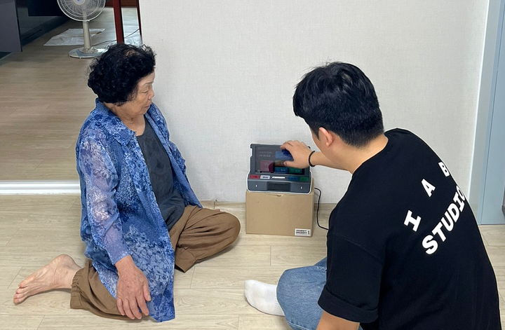 [고창=뉴시스]고창군청 직원이 지난 2024년 7월 관내 한 독거노인 세대에 '응급안전안심서비스' 댁내장비를 설치한 뒤 사용법을 설명하고 있다. (사진=고창군청 제공) 2024.07.23. photo@newsis.com *재판매 및 DB 금지