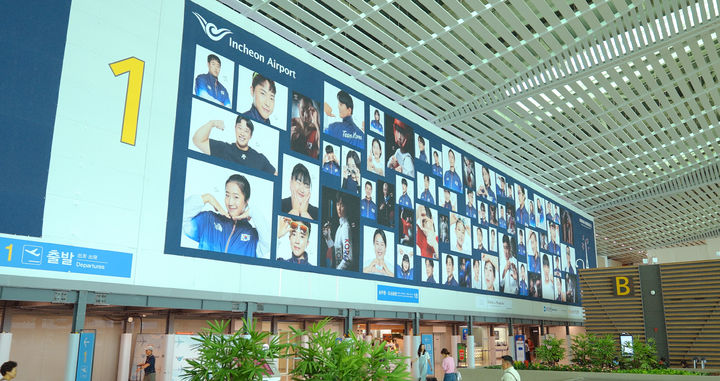 [서울=뉴시스] 사진은 인천공항 제2여객터미널 3층 출국장에 설치된 선수 프로필 사진을 활용한 현수막. 2024.07.23. (사진=인천공항공사 제공) photo@newsis.com *재판매 및 DB 금지