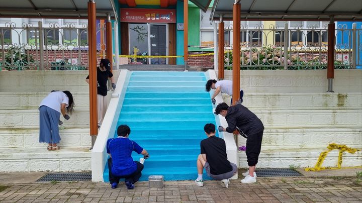 경남 대학생·여성리더 봉사단, 통영시 욕지면 원량초등학교서 봉사활동.(사진=경남도 제공) 2024.07.23. *재판매 및 DB 금지