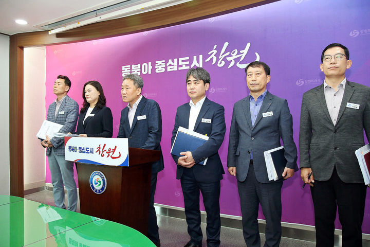 [창원=뉴시스] 강경국 기자 = 박현호 경남 창원시 도시정책국장이 23일 창원시청 프레스센터에서 도시계획변경 공공기여협상제도 도입과 관련해 브리핑을 하고 있다. (사진=창원시청 제공). 2024.07.23. photo@newsis.com *재판매 및 DB 금지