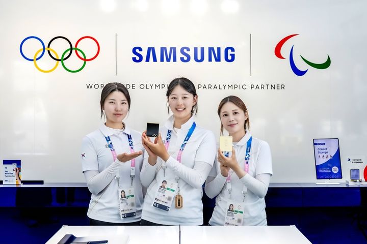 2024 파리 올림픽·패럴림픽 선수촌 내 삼성 올림픽 체험관에서 대한민국 양궁팀의 남수현, 임시현, 전훈영 선수가 갤럭시 Z 플립6 올림픽 에디션을 선보이고 있다. (사진=삼성전자 제공) *재판매 및 DB 금지