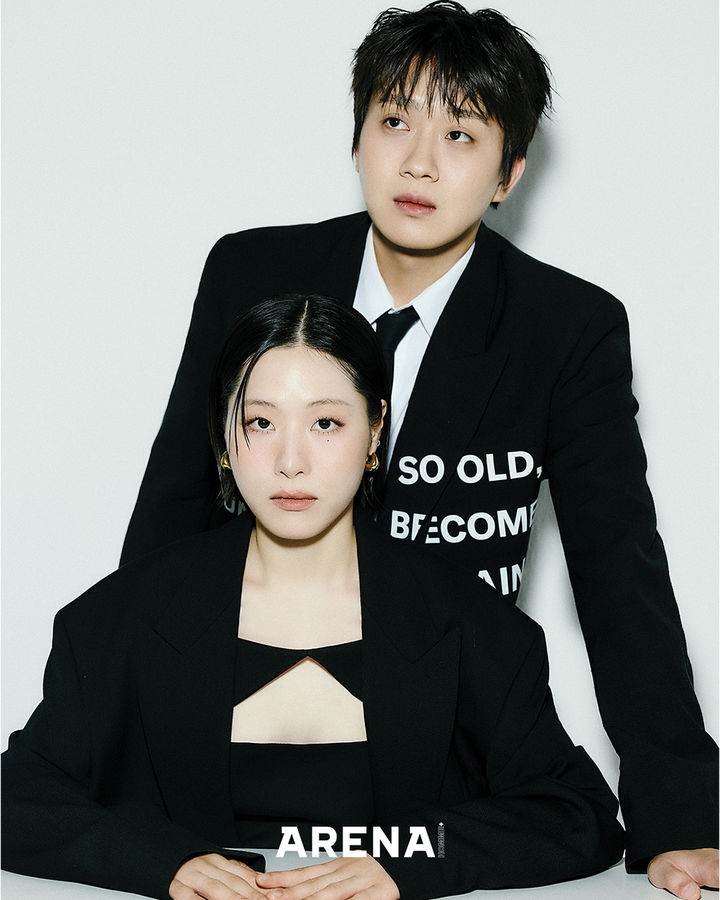 [서울=뉴시스] 가수 수민과 프로듀서 슬롬. (사진=아레나 옴므 플러스 제공) 2024.07.23. photo@newsis.com *재판매 및 DB 금지