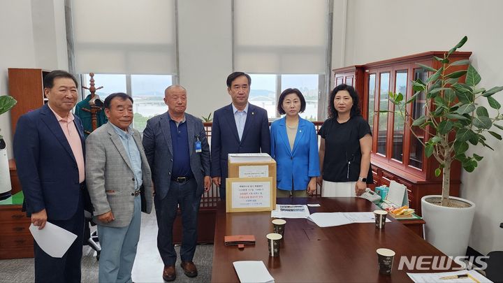 [화성=뉴시스] 수원전투비행장 화성이전반대 범시민대책위원회와 더불어민주당 송옥주 국회의원이 23일 국회 국토교통위원회 맹성규 위원장을 만나 백혜련 국회의원이 지난 6월 대표 발의한 수원군공항이전 및 경기남부통합국제공항 건설 특별법의 심사 보류를 요구했다.사진 왼쪽부터 주홍수 범대위 공동위원장, 홍진선 전 범대위원장, 이상환 범대위원장, 맹성규 국회 국토교통위원회 위원장, 송옥주 국회의원, 박혜정 화성시 군공항대응과장.(사진=수원전투비행장 화성이전반대 범시민대책위원회 제공)2024.07.23.photo@newsis.com