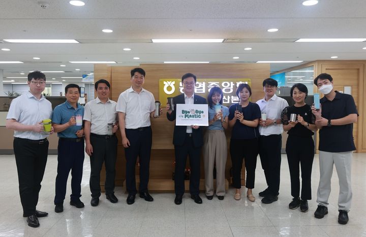 [부산=뉴시스] 부산농협 정찬호 본부장은 '바이바이 플라스틱' 챌린지에 동참하며 임직원들과 함께 탄소중립 실천을 위한 노력을 다짐했다고 23일 밝혔다. (사진=부산농협 제공) 2024.07.23. photo@newsis.com *재판매 및 DB 금지