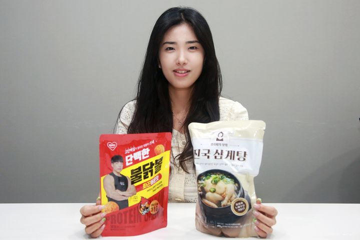 [서울=뉴시스] 변다은 롯데홈쇼핑 니치마켓소싱팀 MD는 5060 선호도 높은 인플루언서와 협업해 중장년층 라이브방송 시대를 열었다. (사진=롯데홈쇼핑 제공) *재판매 및 DB 금지