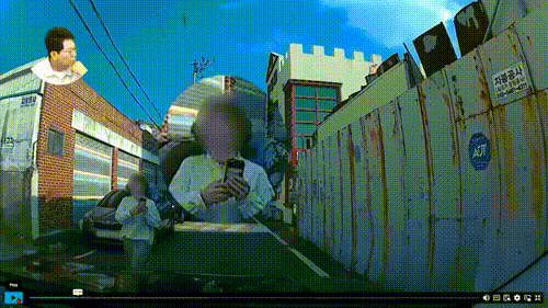 [서울=뉴시스] 지난 22일 유튜브 채널 '한문철TV'에는 '골목에서 걸어오던 한 여성이 다가오더니 저 보험사기 당한 것 같아요'라는 제목의 영상이 올라왔다. (사진=유튜브 갈무리) *재판매 및 DB 금지 *재판매 및 DB 금지