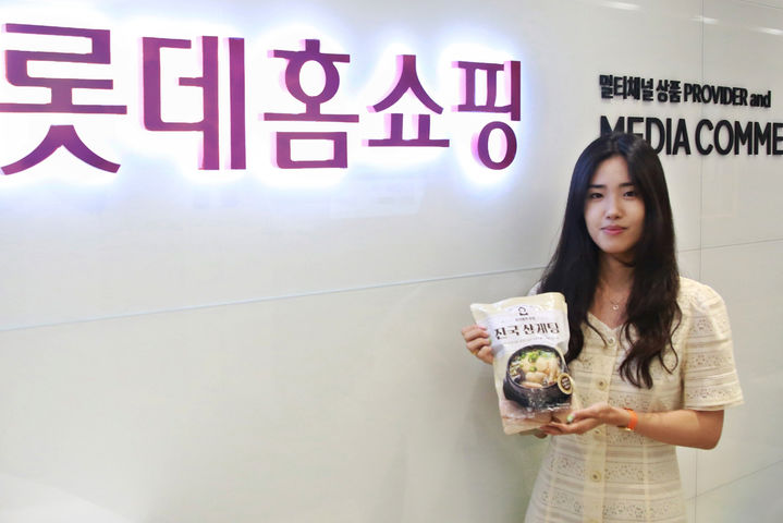 [서울=뉴시스] 변 MD는 "콘텐츠에 대한 진정성과 자부심을 가진 인플루언서들을 발굴하려고 노력한다"며 "상품에서도 그 진심이 느껴지다 보니 유튜버 팬들 뿐만 아니라 홈쇼핑 고객 사이에서도 반응이 좋은 것 같다"고 밝혔다. (사진=롯데홈쇼핑 제공) *재판매 및 DB 금지