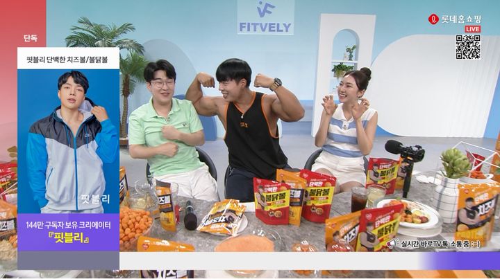 [서울=뉴시스] 지난 2월 중장년층에게 유명한 축구선수 이영표가 개발한 '삭스업 풋볼삭스'와 지난달 MZ세대에서 인기 있는 운동 유튜버 '핏블리'와의 협업을 진행했다. (사진=롯데홈쇼핑 제공)&nbsp; *재판매 및 DB 금지