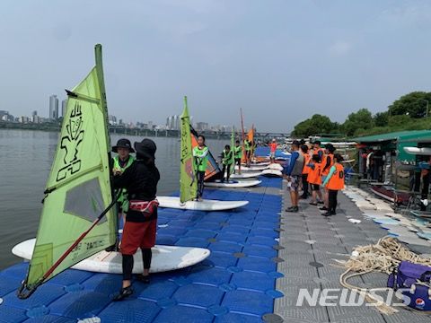 [서울=뉴시스]서울 강동구는 여름방학을 맞아 오는 8월 1일까지 뚝섬유원지 내 윈드서핑장에서 '윈드서핑교실'을 운영한다고 23일 밝혔다. (사진=강동구 제공). 2024.07.23. photo@newsis.com 