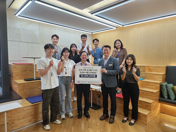 [창원=뉴시스] 강경국 기자 = 현대위아 관계자가 23일 경남 창원시에 농어촌 상생협력 기부물품을 전달하고 있다. (사진=창원시청 제공). 2024.07.23. photo@newsis.com *재판매 및 DB 금지