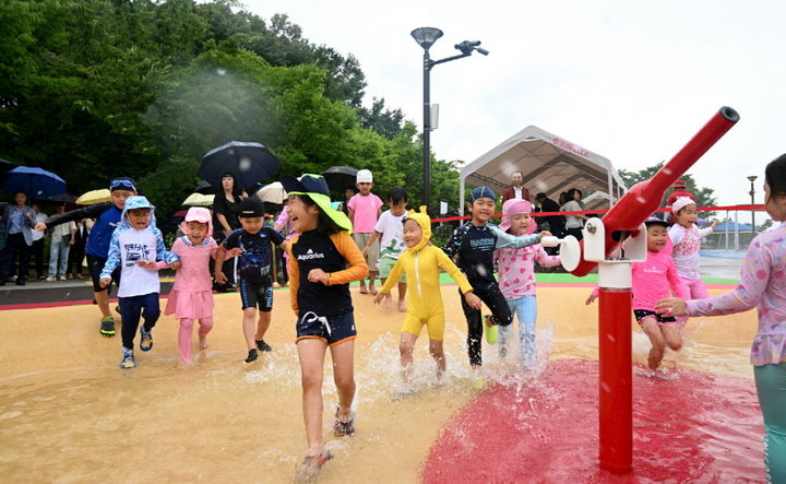 [논산=뉴시스]논산시민가족공원 물놀이장이 23일 개장, 내달 25일까지 운영한다. 2024. 07. 23  *재판매 및 DB 금지