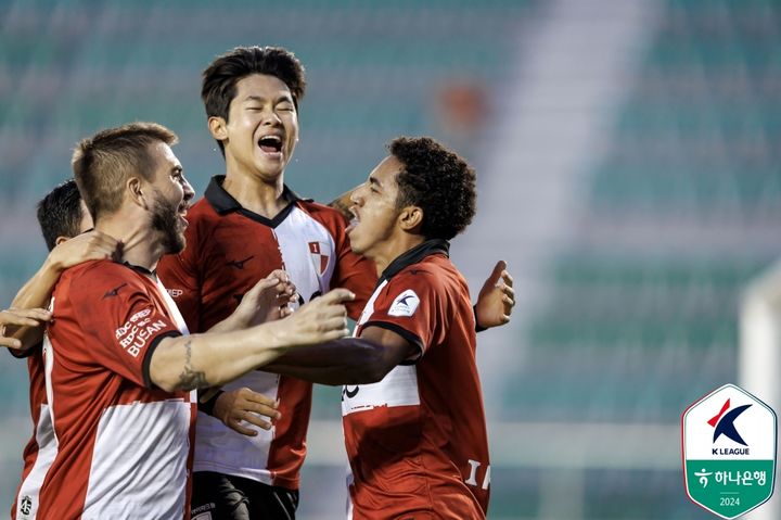 [서울=뉴시스] 프로축구 K리그2 부산 아이파크의 페신(가운데). (사진=한국프로축구연맹 제공) *재판매 및 DB 금지