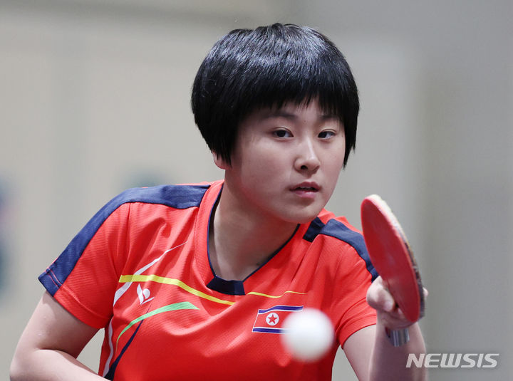 [파리=뉴시스] 김진아 기자 = 22일(현지시각) 오후 프랑스 사우스 파리 아레나4에서 북한 탁구대표팀 김금영이 웜업을 하고 있다. 2024.07.23. bluesoda@newsis.com
