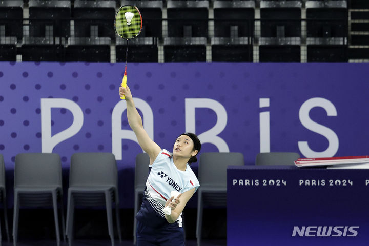 [파리=뉴시스] 최동준 기자 = 22일(현지시각) 프랑스 파리 아레나 포르트 드 라 샤펠에서 대한민국 안세영이 훈련하고 있다. 2024.07.22. photocdj@newsis.com