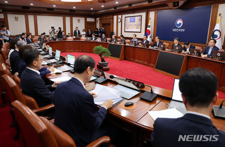 [서울=뉴시스] 배훈식 기자 = 한덕수 국무총리가 지난달 23일 오전 서울 종로구 정부서울청사에서 국무회의를 주재하고 있다. 2024.07.23. dahora83@newsis.com