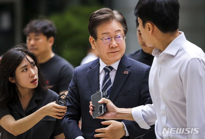 [서울=뉴시스] 정병혁 기자 = 이재명 더불어민주당 전 대표가 23일 서울 서초구 서울중앙지방법원에서 열린 대장동 배임 및 성남FC 뇌물 의혹 관련 재판에 출석하고 있다. 2024.07.23. jhope@newsis.com