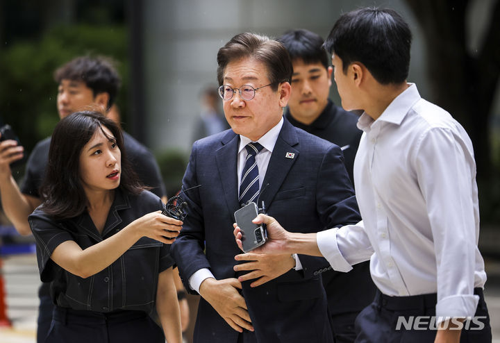 [서울=뉴시스] 정병혁 기자 = 이재명 더불어민주당 전 대표가 23일 서울 서초구 서울중앙지방법원에서 열린 대장동 배임 및 성남FC 뇌물 의혹 관련 재판에 출석하고 있다. 2024.07.23. jhope@newsis.com