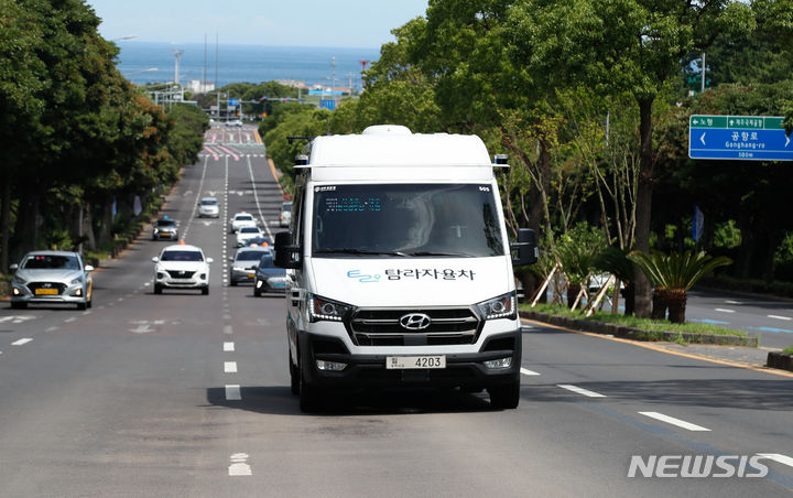 [제주=뉴시스] 우장호 기자 = 제주시청과 서귀포시청을 왕복하는 제주 첫 노선버스형 자율주행차가 서비스를 시작한다. 양구간은 왕복 116㎞에 달한다. 이는 세계에서 가장 긴 자율주행 대중교통 서비스 구간이다.탐라자율차 대중교통 서비스는 24일부터 12월까지 운행되며 안전요원이 탑승한 채로 평일에만 운영된다. 23일 오전 '탐라자율차'가 제주도청을 출발해 제주공항을 오가는 시범운행을 하고 있다. 2024.07.23. woo1223@newsis.com