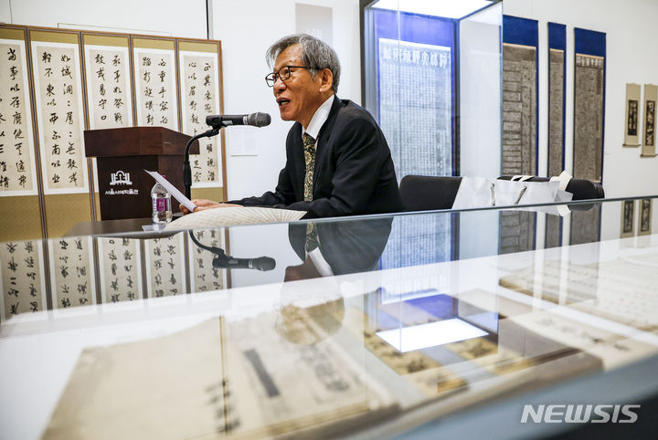 [서울=뉴시스] 정병혁 기자 = 유홍준 명지대학교 석좌교수가 23일 서울 서초구 예술의전당 서울서예박물관에서 열린 동농 김가진 서예전 ‘백운서경‘ 기자간담회에서 전시 설명을 하고 있다. 2024.07.23. jhope@newsis.com