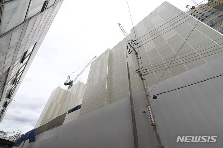[광주=뉴시스] 이영주 기자 = 주거층 철거 후 재시공을 앞둔 광주 서구 화정아이파크가 23일 철거 공정률 약 4분의 3(75%) 수준을 보이고 있다. 화정아이파크 신축현장에서는 2022년 1월 11일 201동 39층 옥상 타설 작업 중 23~38층 바닥·외벽 등이 무너져 내려 6명이 숨지고 1명이 다쳤다. 2024.07.23. leeyj2578@newsis.com