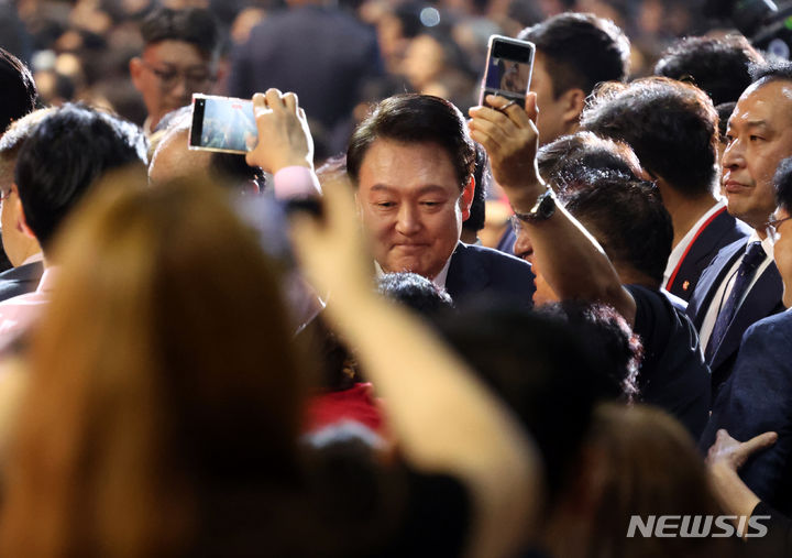 [고양=뉴시스] 고승민 기자 = 윤석열 대통령이 23일 경기 고양시 킨텍스에서 열린 제4차 국민의힘 전당대회에 입장하며 당원들에게 인사하고 있다. 2024.07.23. kkssmm99@newsis.com