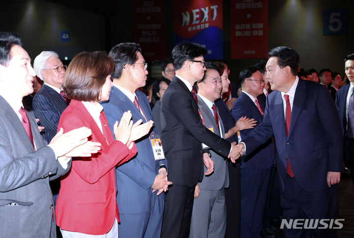 [고양=뉴시스] 조수정 기자 = 윤석열 대통령이 23일 경기 고양시 일산 킨텍스에서 열린 국민의힘 제4차 전당대회에 입장하며 한동훈 당대표 후보자와 인사하고 있다. 왼쪽부터 국민의힘 원희룡, 나경원, 윤상현, 한 당대표 후보. 2024.07.23. chocrystal@newsis.com