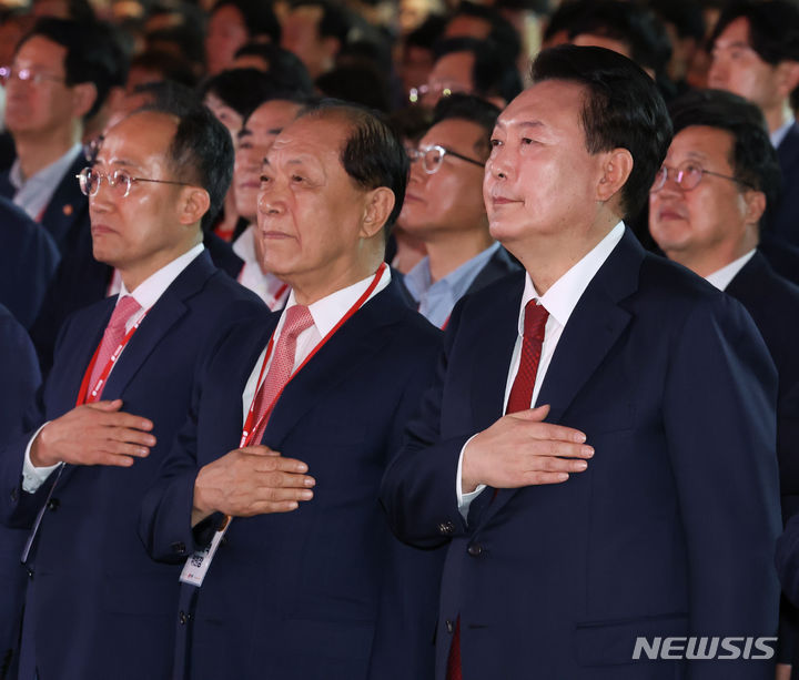 [고양=뉴시스] 조수정 기자 = 윤석열 대통령이 23일 경기 고양시 일산 킨텍스에서 열린 국민의힘 제4차 전당대회에서 국기에 경례하고 있다. 왼쪽부터 국민의힘 추경호 원내대표, 황우여 비상대책위원장, 윤 대통령. 2024.07.23. chocrystal@newsis.com