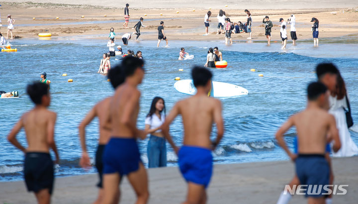 [제주=뉴시스] 우장호 기자 = 지난달 23일 오후 제주시 이호테우해수욕장을 찾은 관광객들이 시원한 바닷물에 몸을 담그며 한낮의 더위를 식히고 있다. 2024.07.23. woo1223@newsis.com