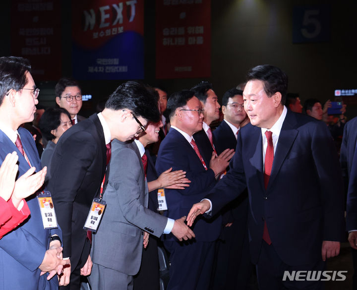 [고양=뉴시스] 조수정 기자 = 윤석열 대통령이 23일 경기 고양시 일산 킨텍스에서 열린 국민의힘 제4차 전당대회에 입장하며 한동훈 당대표 후보자의 인사를 받고 있다. 결과는 한동훈 후보 당대표 당선. 2024.07.23. chocrystal@newsis.com