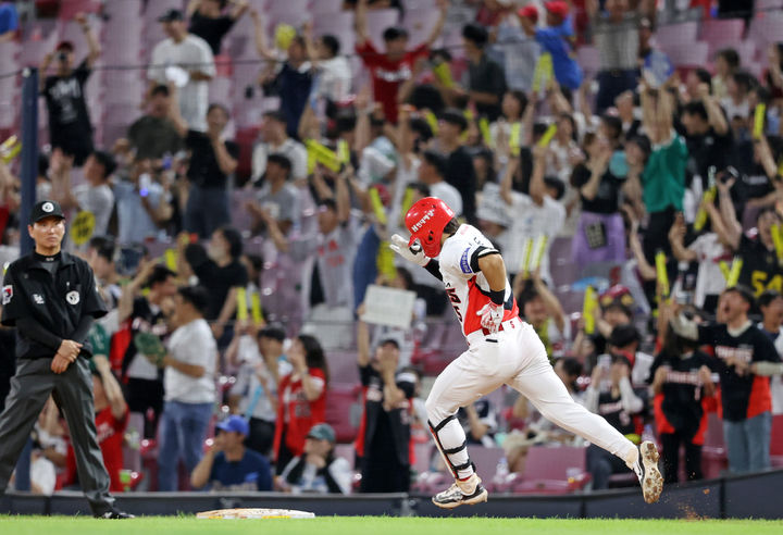 [서울=뉴시스] 이영환 기자 = 23일 광주기아챔피언스필드에서 열린 2024 KBO 리그 NC 다이노스와 KIA 타이거즈의 경기, 6회말 KIA 김도영이 투런 홈런을 날린 후 베이스를 돌고 있다.  김도영은 이날 안타, 2루타, 3루타에 이어 홈런을 터뜨리며 사이클링 히트를 기록했다. (사진=KIA 타이거즈 제공) 2024.07.23. photo@newsis.com *재판매 및 DB 금지