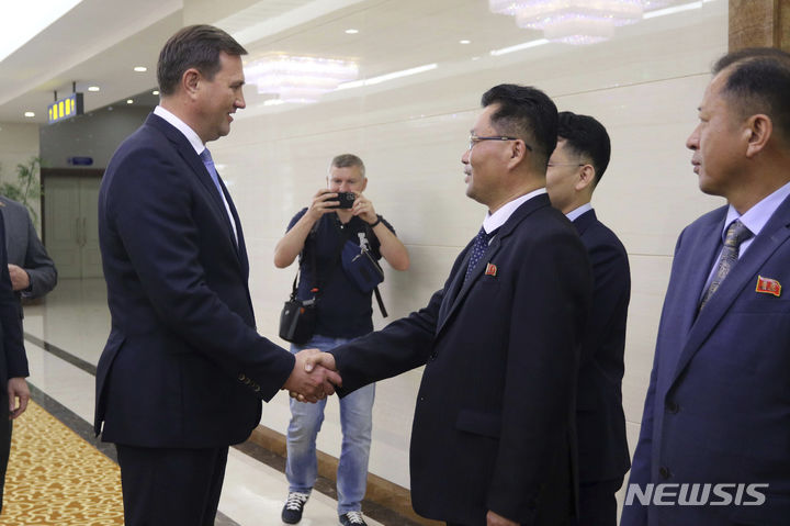 [평양=AP/뉴시스] 김정규(오른쪽) 북한 외무성 부상이 지난해 7월 23일 북한을 방문한 막심 리젠코프 벨라루스 외무장관을 평양공항에서 영접하고 있다. 2025.05.08.