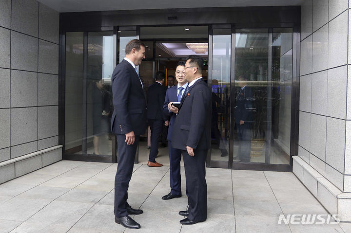 [평양=AP/뉴시스] 김정규(오른쪽) 북한 외무성 부상이 지난해 7월 23일 북한을 방문한 막심 리젠코프 벨라루스 외무장관을 평양공항에서 영접하고 있다. 2025.05.06.