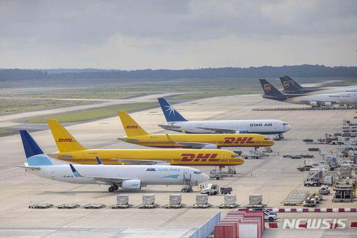 [쾰른-본 공항(독일)=AP/뉴시스]기후운동가 5명이 접착제로 공항 유도로에 자신들의 몸을 붙여 공항 운항이 전면 중단된 24일 쾰른-본 공항에 많은 비행기들이 발이 묶여 있다. 2024.07.24. 