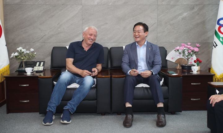 23일 홍천군은 이날 ‘쇼팽 보드카’의 대표는 홍천군을 방문해 홍천에서 생산되는 감자의 품질을 확인하고 관내 농공단지를 방문한 뒤 신영재 홍천군수와 면담을 가졌다고 밝혔다. 홍천군 제공. *재판매 및 DB 금지