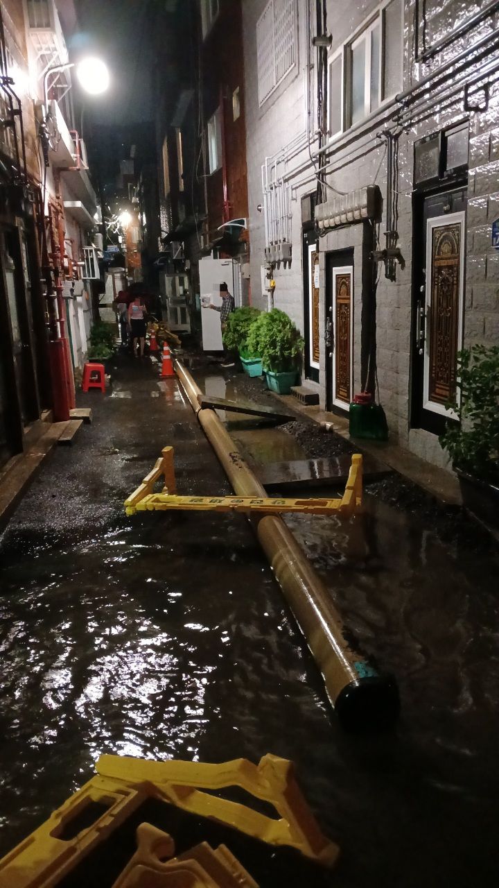 [부산=뉴시스] 24일 새벽 호우특보가 발효된 부산에는 이날 오전 1시34분께 사하구의 한 주택이 침수돼 80대 남성이 고립됐다는 119신고가 접수됐다. (사진=부산소방재난본부 제공) 2024.07.24. photo@newsis.com *재판매 및 DB 금지