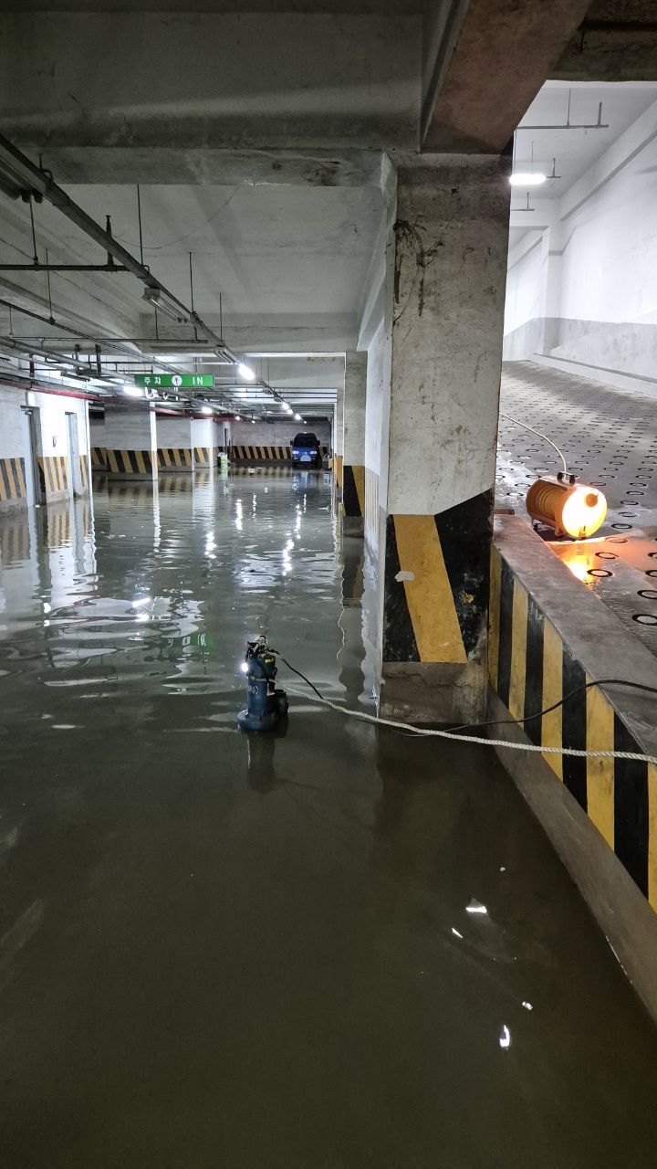 [부산=뉴시스] 24일 새벽 호우특보가 발효된 부산에는 이날 오전 3시56분께 사하구의 한 아파트 지하주차장이 침수됐다는 119신고가 접수됐다. (사진=부산소방재난본부 제공) 2024.07.24. photo@newsis.com *재판매 및 DB 금지