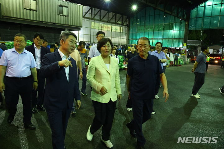 [세종=뉴시스]송미령 농림축산식품부 장관은 지난 23일 경기도 이천시 소재 한국농수산식품유통공사(aT) 비축기지와 서울특별시 가락동 농수산물도매시장을 찾아 정부 비축 배추의 품위 상태를 점검하고 비축 배추의 거래 상황을 살펴봤다.(사진=농식품부 제공)