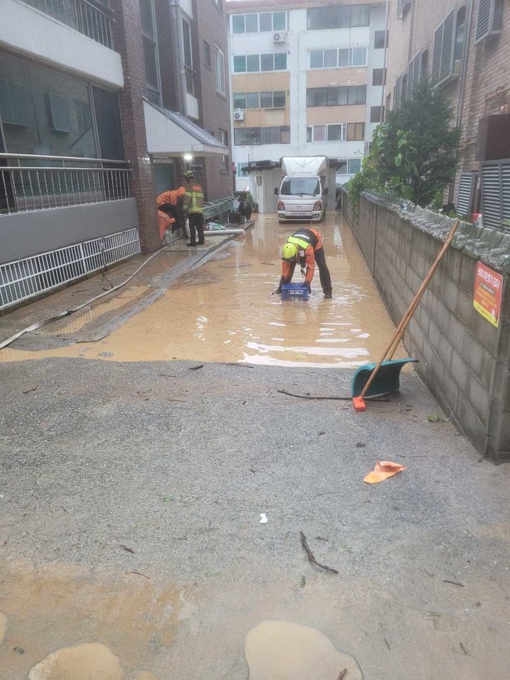 원주시 태장동 한 빌라가 폭우로 인해 잠김 모습. 강원자치도소방본부 제공 *재판매 및 DB 금지