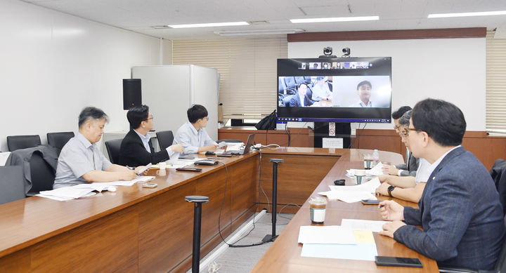 [서울=뉴시스] 김범석 기획재정부 차관이 24일 오전 서울 종로구 정부서울청사에서 열린 '글로벌 주요 현안 관련 재경관 영상회의'를 주재하고 있다. (사진 = 기재부 제공) 2024.07.24. *재판매 및 DB 금지