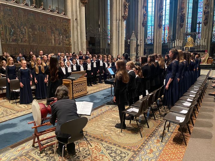 [광주=뉴시스] 전남대학교병원은 의과대학 약리학교실 소속 국현 교수가 작곡한 '어린이 합창을 위한 작은 미사(Missa brevis)'가 지난달 30일 오후 독일 쾰른 대성당의 초청으로 저녁 예배에서 초연됐다고 24일 밝혔다. 당시 공연 모습. (사진=전남대병원 제공) 2024.07.24. photo@newsis.com *재판매 및 DB 금지