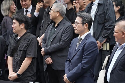 故 김민기 극단 '학전' 대표의 발인식이 24일 오전 8시 서울 대학로 아르코꿈밭극장(옛 학전소극장)에서 엄숙하게 진행되었다. *재판매 및 DB 금지