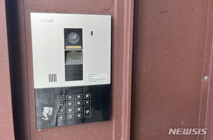 [전주=뉴시스] 강경호 기자 = 24일 전북 전주시 덕진구 전북대학교 인근의 다세대주택 공동현관 도어락 옆쪽에 공동현관 비밀번호인 네 자리 숫자가 펜으로 적혀있다. 2024.07.24. lukekang@newsis.com