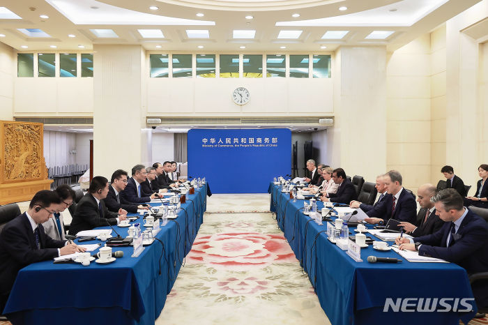[베이징=뉴시스] ﻿미﻿중 3차 고위급 무역회담을 앞두고 미국 기업 대표단이 이번 주 중국을 방문할 예정인 것으로 전해졌다. 사진은 2024년 7월 미국 기업 대표단이 왕원타오 상무부장(장관) 등과 베이징에서 회담 중인 모습. 2025.07.28