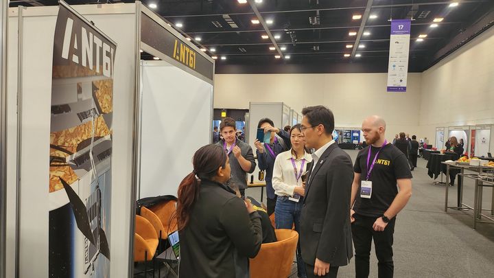 [대전=뉴시스]장호종 대전시 경제과학부시장이 24일 호주에서 열린 17차 우주포럼에 참석, 우주기업 부스를 둘러보고 있다. 2024. 07. 24 *재판매 및 DB 금지