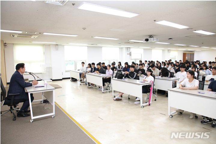 [안양=뉴시스] 경기 안양시는 24일 시청 4층 회의실에서 올해 하계 대학생 행정 체험 연수생 간담회를 열었다 (사진=안양시 제공). 2024.07.24.photo@newsis.com