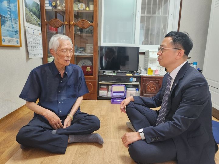 [부산=뉴시스] 24일 부산지방보훈청은 고령 취약계층 재가복지대상자의 주거지를 방문해 특별 위문을 실시했다. (사진=부산지방보훈청 제공) 2024.07.24. photo@newsis.com *재판매 및 DB 금지