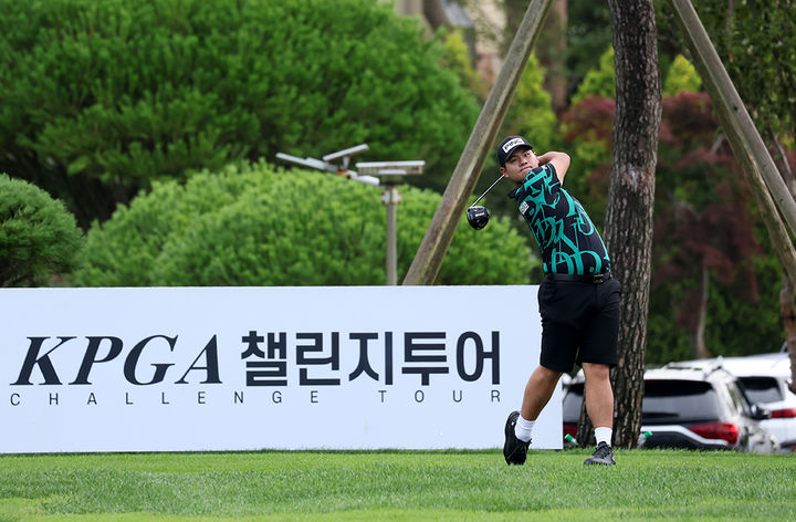 [서울=뉴시스] 한국프로골프(KPGA) 챌린지투어 11회 대회에서 반바지를 입고 경기에 출전한 정재현. (사진=KPGA 제공) *재판매 및 DB 금지