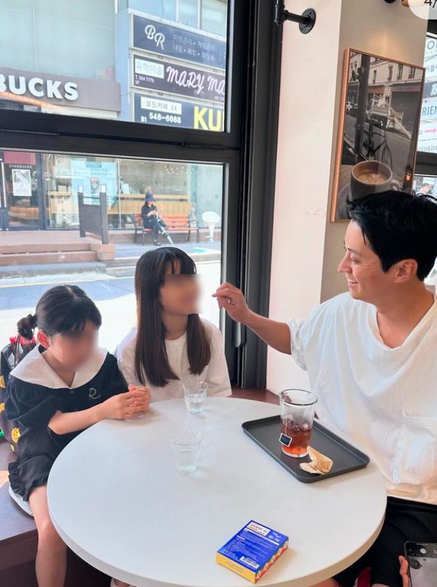 [서울=뉴시스] 배우 인교진이 두 딸과 시간을 보내고 있다. (사진=소이현 인스타그램 캡처) 2024.07.24. photo@newsis.com  *재판매 및 DB 금지