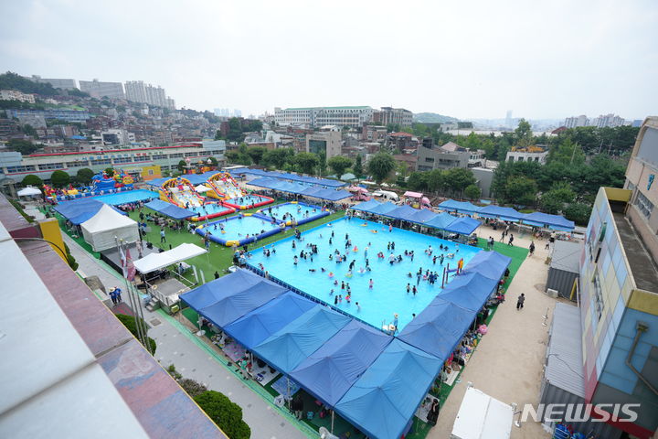 [서울=뉴시스]서울 성북구는 여름방학을 맞아 초등학교 운동장과 지역 유휴공간을 워터파크로 탈바꿈시키는 '제8회 성북문화바캉스'를 오는 26일부터 개최한다고 24일 밝혔다. (사진=성북구 제공). 2024.07.24. photo@newsis.com 