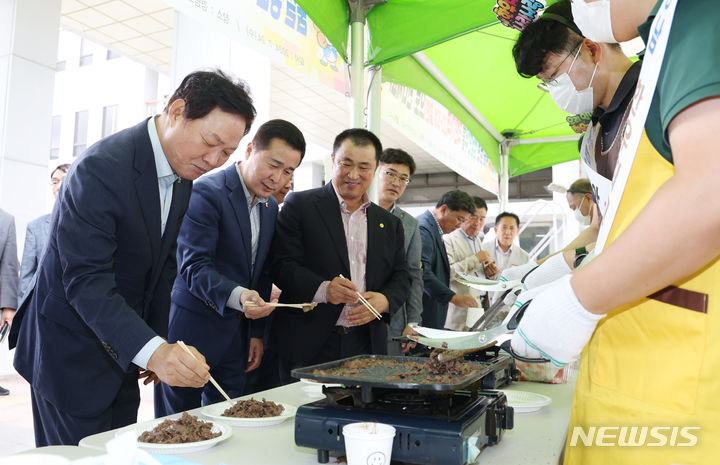[창원=뉴시스]박완수 경남도지사가 24일 낮 도청 신관 야외공간에서 열린 한우 판촉·시식 행사에 참석해 시식하고 있다.(사진=경남도 제공)2024.07.24. photo@newsis.com